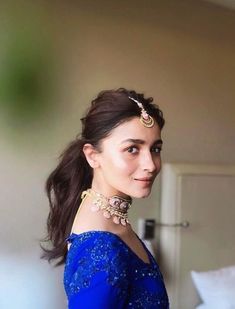 #aliabhatt #haircut #hairstyles Quick Bun, Alia Bhatt Hairstyles, Messy Ponytail Hairstyles, Hairstyles For Indian Wedding, Saree Hairstyles, Pony Hairstyles, Engagement Hairstyles