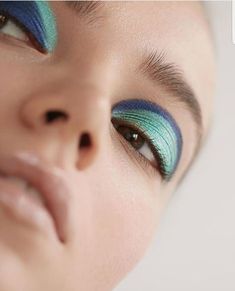 Palm Springs Retro, Make Up Inspiration, Color Catalog, Creative Makeup Looks, Eyeliner Looks, Blue Eyeshadow, Make Up Your Mind, Mod Fashion, Makeup Pictures