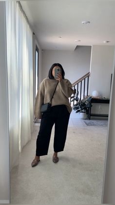 Black Pants Outfit Midsize, Wide Leg Pants Outfit Plus Size Casual, Stylish Outfits Plus Size Casual, Black Flowy Pants Outfit Winter, Sweater Plus Size Outfit, Plussize Outfit Ideas Fall, New York City Work Outfit, Curvy Fall Outfits Work, Plus Size Work Pants