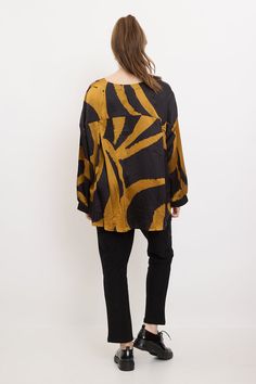 Description


This black blouse is exactly what you need to get through the winter! It's so thick and warm that you'll feel like you're wrapped in a soft blanket. The yellow stripes of this blouse are the perfect way to dress up your look this season. You can wear it with jeans or leggings and any pair of boots.
Composition & Care
95% polyester, 5% spandex
Machine wash in accordance with the instructions on the care label, otherwise we generally advise you to wash this part in the machine at 30° Striped Long Sleeve Outerwear With Relaxed Fit, Striped Relaxed Fit Long Sleeve Outerwear, Relaxed Fit Striped Tops For Fall, Relaxed Fit Long Sleeve Blouse For Fall, Fall Season Relaxed Fit Blouse For Layering, Fluffy Blankets, Fall Accessories, Yellow Stripes, Soft Blankets