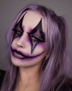 Halloween Female Makeup Ideas, Scary Clown Women Costume, Female Clown Makeup Scary, Clown White Makeup, Purple Clown Outfit, Cool Face Paint Ideas For Women, Purple Halloween Makeup Ideas, Creepy Clown Face Paint, Women’s Clown Makeup