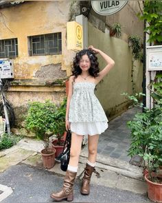 @dee.koiiiiiiiiii on instagram Sun Dress Poses, Shoujo Summer Outfits, Ootd Poses Ideas, Cute Spring Outfits Aesthetic, Shoujo Outfits, Dress With Jeans, Japan Outfit, Tiktok Fashion