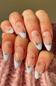 Round Nails Christmas Designs, Demure Christmas Nails, Fun Nye Nails, Round Holiday Nails, Almond Nails Designs Holiday, White Nails With Gold Stars, Christmas Star Nails Design, Star Christmas Nails, Celestial Nails Acrylic