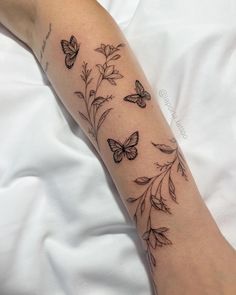 tatuagem
tatuagem de borboleta
tatuagem de planta
ideias de tatuagens 
tattoo
butterfly tattoo
plant tattoo
tattoo ideas Wrap Around Wrist Tattoos, Tato Henna, Flower Wrist Tattoos, Tattoos Geometric