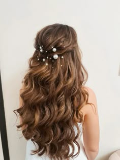 Half Up Half Down Pearls, Roka Hairstyles, Curl Hairstyles For Wedding, Bridesmade Hair, Sweet Hairstyles, Wavy Wedding Hair, Glam Wedding Makeup, Engagement Hairstyles, Braided Bun Hairstyles