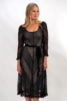 Impresionante vestido transparente de inspiración vintage.

 Confeccionados con varias telas.

 Construcción de calidad tradicional

 Cinturón con borlas y ribete de volantes.




 Dale estilo



 Para cualquier ocasión que quieras impresionar

 Úselo sobre ropa interior negra.

 Úselo con una combinación para una apariencia más modesta. Bohemian Fitted Dress With Sheer Sleeves, Fitted Bohemian Dress With Sheer Sleeves, Bohemian Fitted Lace Party Dress, Bohemian Fitted Lace Dress For Party, Bohemian Party Dress With Sheer Sleeves, Bohemian Party Dress With Lace Patchwork, Vintage Dresses With Ruffles For Gala, Bohemian Evening Lace Dress, Fitted Bohemian Lace Dress For Evening