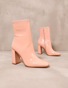 close up of the blush steve madden pink big fitted ankle boot on cement background - elle bleu shoes Elegant Footwear, Big Boots, Pink Ankle Boots, Sorority Recruitment Outfits, Pink Booties, Elevated Fashion, Recruitment Outfits, Pink Boots, Toes Designs