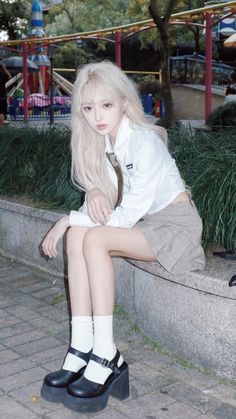 Long White Hair, Uzzlang Girl, East Asian, Pretty Selfies, Selfie Poses, White Hair, Ulzzang Girl, Outfits Aesthetic, Look Cool