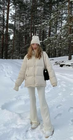 Grey Jacket Winter Outfit, Christmas Snow Outfit, White Puffer Jacket Outfit Street Styles, Casual Snow Outfits, Winter Market Outfit, Snowy Weather Outfits, Winter Outfits Cold Snow Fashion, Outfits For Snowy Weather, Snow Outfits Aesthetic