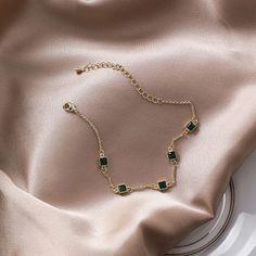 Emerald Chain, Jewelry Set Design, Simple Retro, Jewelry Fashion Trends, Classy Jewelry, Fancy Jewellery, Jewelry Lookbook, Fancy Jewelry, Hand Jewelry