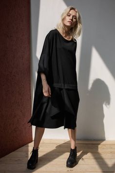 Black Midi Lagenlook Dress, Oversized Tunic Midi Dress, Black Knee-length Lagenlook Dress, Black Oversized Short Sleeve Dress, Black Lagenlook Long Sleeve Dress, Oversized Black Short Sleeve Dress, Short Sleeve Lagenlook Dresses For Fall, Black Short Sleeve Dress For Fall, Oversized Black Spring Dress