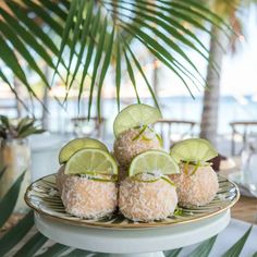 Incredible Mini-Dessert Ideas For Weddings / Blog | Wedding Outline Desserts Presentation, Fancy Desserts Presentation