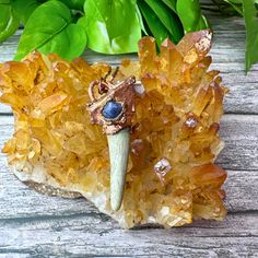 a close up of a piece of wood with a bird on it's head