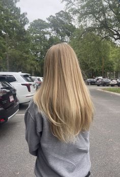 Straight Blond Hairstyles, Simple Blonde Hair, Long Blonde Hair Inspo Straight, Straight Natural Blonde Hair, Blonde Hair Balayage With Money Piece, Haircuts For Strait Hair, Natural Blonde Long Hair, Long Blonde Hair With Long Layers, Blonde Hair Pale Skin Green Eyes