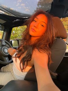 girl in black jeep during golden hour Golden Hour Picture Ideas, Sunset Selfies Aesthetic, Golden Hour Selfie Poses, Jeep Selfie, Car Selfies Instagram, Two Door Jeep