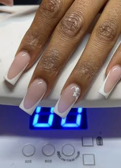 French Nails With Hawaiian Flower, White French Tip Hibiscus Nails, Hawaiian Flower Nails Acrylic French Tip, White French Nail Designs Classy, White French Tip With Hibiscus Flower, Baddie Prom Nails, French Tip With Hibiscus Flower, French Tip Hibiscus Nails, Hibiscus Nail Design