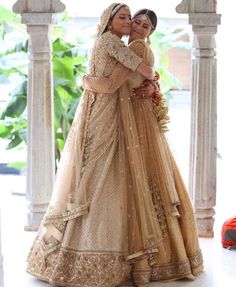 Wedding Pose For Bridesmaids, Wedding Poses Bridesmaids, Wedding Photoshoot Indian, Shadi Pose, Sisters Photoshoot Poses