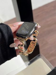 Apple Watch Band Jewelry, Smart Watch Aesthetic, Apple Wrist Watch, Apple Watch Gold, Apple Watch Cases, Gold Apple Watch Band, Apple Watch Design, Watches Women Simple