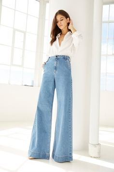 Jeans A Palazzo, Wide Leg Jeans Outfit, Jeans Trend, Outfit 2023, Looks Jeans, Black And White Pants, Denim Outfits, Jeans Outfit Casual, John John