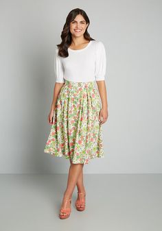 All other skirts will just wish they had the swish of this stylish vintage-inspired midi skirt. Made from a durable linen-viscose blend in a gorgeous ivory hue with a hand-drawn ditzy floral print in shades of teal, mint, and pink, and boasting dual white button and zip closure at the front, a high-waistline with belt loops, and handy side pockets, this darling A-line pleated skirt is going to become a favorite to mix-and-match with your retro-chic collection year-round. Plus Size Vintage Clothing, 1950s Fashion Women, Designer Plus Size Clothing, 70s Skirt, Rainbow Skirt, Outfits 70s, Fashion 70s, Plus Size Summer Outfits, 70s Outfits