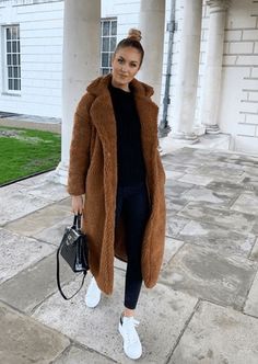 Teddy Coat Outfit, Winter Coat Outfits, Comfy Outfits Winter, Longline Jacket, Coat Outfit, Teddy Coat, Brown Coat, Coat Outfits