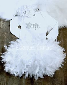 White And Silver Birthday, Silver Birthday Outfit, Winter Cake Smash, Winter Wonderland Birthday Party, Winter Onederland Birthday Party, Winter Onederland Party