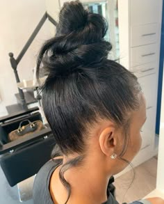 Top Knot Bun African American, Middle Part Natural Hair, Hair Bun Design, Natural Blowout, Natural Hair Bun, Bun Hairdo, Afro Hair Bun, Bold Hairstyles, High Buns