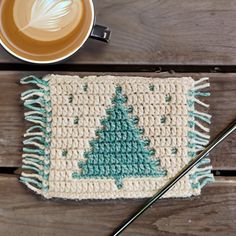 Frosty Pine Coaster Mosaic Christmas Tree, Modern Haken, Mosaic Christmas, Christmas Mosaics, Coastal Fashion, Mug Rug Patterns, Mosaic Crochet, Crochet Coaster Pattern, Adornos Halloween