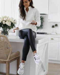 Elegantes Outfit Damen, Look Legging, Gym Apparel, Winter Fashion Outfits Casual, Easy Winter Outfit, Sherpa Pullover, Mode Casual, Cute Winter Outfits, Athleisure Outfits