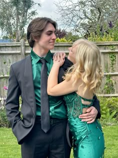 Homecoming Blue Couple, Green Hoco Couple Outfits, Dark Green Hoco Couple, Emerald Green Hoco Couple, Green Hoco Couple, Matching Prom Outfits For Couples, Green Prom Couple, Couple Formal Outfits