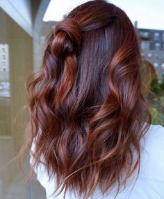 Brunette To Red Hair Balayage, Winter Red Hair, Red Balayage Hair, Winter Hair Colors, Rambut Brunette, Red Balayage, Hair Color Auburn, Peinados Fáciles Para Cabello Corto, Winter Hair Color