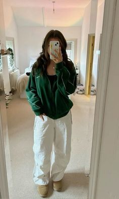 Baggy But Cute Outfits, Sweatpants Outfit For School Fall, Baggy Clothes Outfit Sweatpants, Back To School Outfits Women, Outfit Ideas Urban Outfitters, Back To School Pants, Urban Outfitters Fits, School Outfits With Uggs, Baggy Clothes Outfit Ideas