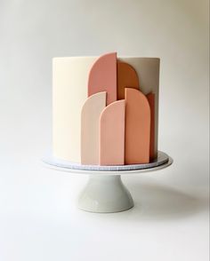 By Roseberry Cake Creations - Single tier Modern White & Tonal Art Deco-inspired ‘Arches’ cake by Roseberry Cake Creations Art Deco Cake Birthday, Geometric Cakes, Geometric Cake Design, Birthday Cake And Balloons, Balloons Drawing, Neutral Cake, Coloring Pages For Kids Easy, Simple Cake Decoration, Cake And Balloons