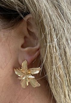 #gold #fashion #earrings #jewelry Earrings Prom, Prove Them Wrong, Flower Earrings Gold, Earrings Aesthetic, Gold Bridal Earrings, Body Glitter