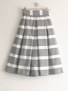 "White  and   grey horizontal lines high waist full gathered skirt. Perfect for casual outfits and special ocasions with pair of trainters or high heels. 100% cotton.  Elastic at the back of waist.  Two side pockets. Midi lenght about 70cm + 5 cm waistband. Handmade in UK.  HOW TO CHOOSE A SIZE ?   Using a measuring tape, measure the smallest part of your waist.  SIZE CHART: (CM) XS - W: 66 CM S - W: 70 CM M - W: 74 CM  L - W: 78 CM  XL - W: 82 CM  CARE INSTRUCTIONS: Hand wash only, do not bleach, hang dry, do not tumble dry, press with a cool iron on the reverse side.  Please message me before purchasing so I can check availability. If you wish this skirt in any other fabric, shorter or longer \"send message to seller\" and we can try to make something especially for you. *Depends on comp Horizontal Lines, Style Skirt, Linen Skirt, Gathered Skirt, Gray Linen, Horizontal Stripes, Measuring Tape, Tape Measure, Skirt Fashion