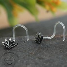 Goujon de nez de bijoux de corps minimaliste avec un design de fleur de lotus.



Parfait pour

Nez ou narine



Matériel

Laiton Jaune / Argent 925 / Plaqué Or Rose



Jauge

1mm (18g)




Taille poids

Longueur du poteau : 10 mm

Diamètre de conception : 4 mm



Fermeture

 Enfoncez l'épingle dans le nez avec une perle à l'extrémité assez petite pour passer à travers votre piercing mais assez grande pour empêcher l'épingle de tomber. Nose Piercing Silver, Nose Stud Indian, Flower Nose Stud, Silver Nose Stud, Nose Piercing Stud, Nose Screw, Lotus Flower Design, Indian Nose Ring, Fractal Patterns