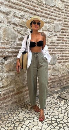 Miami Clothes Outfit Ideas, Albania Outfit Ideas, Maderia Portugal Outfits, Beach Day Club Outfit, Holiday Wear For Women Summer, Beach Trousers Outfit, Palm Springs Outfit Summer, Looks Cancun, Outfits Para Cancun