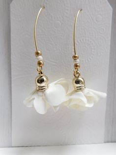 "These are a fun, stylish ivory flower tassel with ivory and gold accent beaded earrings that can be casual or dressy.  One-inch floral tassel on gold finish marquis ear wire with decorative beads.  Measurement from top of ear wire to bottom of tassel is 2 ¾\"	in stock	14.00 USD	"	4.64 USD	Jewelry > Earrings > Dangle & Drop Earrings
"	active_seller_no_sale	false	https://www.etsy.com/listing/1526034398/mocha-flower-tassel-earring	adult	etsy://listing/1526034398?ref=applinks_android	MyJoyInTheMaki Bridesmaid Pearl Earrings, Tassel Earring, Ivory Flower, Decorative Beads, Long Tassel Earrings, Ivory Flowers, Fort Wayne, Gold Accent, Shell Earrings