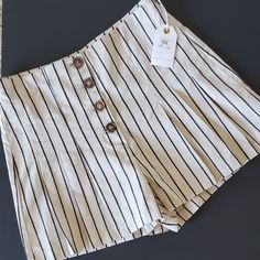 Nwt! Coco + Jameson Black & Khaki Color Pinstriped Pleated Shorts - Linen Blend - Size M Chic Vertical Striped Shorts, White High Waist Bottoms With Vertical Stripes, Chic Shorts With Vertical Stripes, High Waist White Bottoms With Vertical Stripes, Striped Cotton Shorts For Day Out, Casual Fitted Bottoms With Striped Hem, Chic Striped Cotton Bottoms, Striped Summer Bottoms For Day Out, Chic Striped Bottoms For Vacation