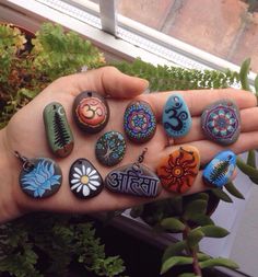 These are too perfect Hippie Sabotage, Hippie Crafts, Hippie Shop, Indigo Children, Diy Gifts For Friends, Estilo Hippie, Rock Painting Ideas Easy, Diy Crafts To Do, Beginner Painting