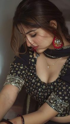 Arabian Beauty Women, Beautiful Smile Women, Desi Beauty, Beauty Women, Thing 1, Red, Gold, Beauty