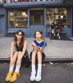 Best Friends Aesthetic Photoshoot, Street Ig Pics, New York People Street Photography, Photoshoot With Friends Aesthetic, New York Photo Shoot, Nyc Street Style Aesthetic, Street Wear Photoshoot Ideas, Bloquette Aesthetic, Ootd Picture Ideas