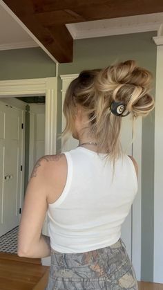 TORIE BLISS | Claw clip messy bun ft my cute claw clip from @scunci , they have the best selection of claw clips! SAVE & TRY ❤️‍🔥 #scuncipartner… | Instagram Viral Messy Bun, Easy Messy Bun, Bright Blonde Hair, Perfect Messy Bun, Easy Hairstyles Quick, Cucumber Water, Bright Blonde, Spring Hairstyles