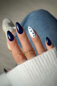 Dark navy blue almond-shaped nails with an accent white nail adorned with navy blue heart shapes Winter Biab Nails, Biab Nails, Hoco Nails, Dark Blue Nails, Simple Fall Nails, November Nails, Summery Nails, Girly Acrylic Nails, Nails Winter