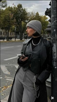 Subversive Outfits Black Women, Fall 2023 Streetwear, High Fashion Inspo Outfits, Classy Streetwear Outfits, Chunky Sweater Outfit Winter, Sammi Jefcoate Outfits, Capelet Outfit, Irisloveunicorns Outfits, European Street Fashion