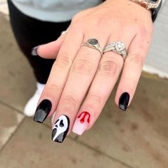 Horror Nails Halloween Simple, Acrylic Nails Halloween Simple, Checkered Nail Designs Square, Cute Nail Ideas For Halloween, Scream Nails Coffin Shape, Nail Ideas Scream, Short French Tip Acrylic Nails Halloween, Black Ghost Face Nails, Halloween Dip Nails Ideas Black