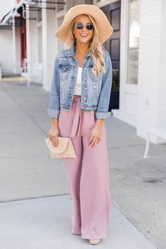 Pink Trousers Outfit, Parisian Spring, Pink Linen Pants, Pink Pants Outfit, Light Pink Pants, Linen Pants Outfit, Wide Leg Pants Outfit, Pink Trousers, Pants Outfit Casual