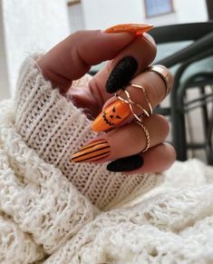 50+ Fun Halloween Nails For An October Mani! - The Pink Brunette #simple #nail #designs Fun Halloween Nails, Black Halloween Nails, Holloween Nails, Halloween Nails Easy, Halloween Acrylic Nails, Cute Halloween Nails, Pumpkin Nails