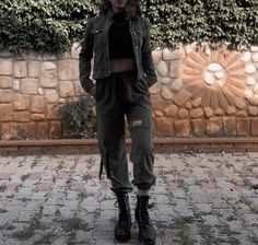 Plaid Coat Street Style, Doc Martens Winter, Dr Martens Outfit Ideas, Black Leather Blazer Outfit, Military Style Outfits, How To Style Doc Martens, Style Doc Martens, Style Dr Martens, Plaid Pants Outfit