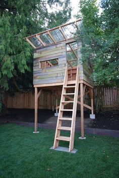 a tree house built into the side of a yard